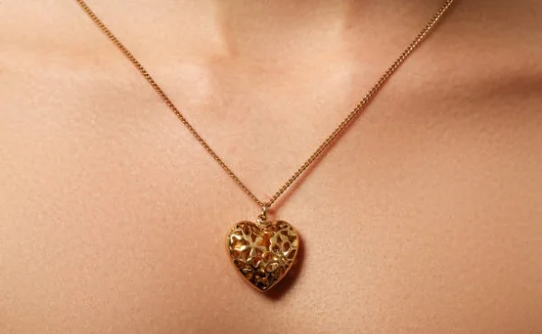 Express Yourself with Pendant Necklaces: A Touch of Elegance for Every Moment